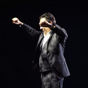 Exclusif - Laurent Gerra, imitant ici B. Lavilliers, « Se met à table ! » dans son nouveau spectacle à savourer au Casino de Paris, à Paris, France, le 04 Janvier 2025. © Bertrand Rindoff/Bestimage