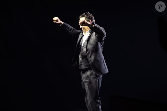 Exclusif - Laurent Gerra, imitant ici B. Lavilliers, « Se met à table ! » dans son nouveau spectacle à savourer au Casino de Paris, à Paris, France, le 04 Janvier 2025. © Bertrand Rindoff/Bestimage