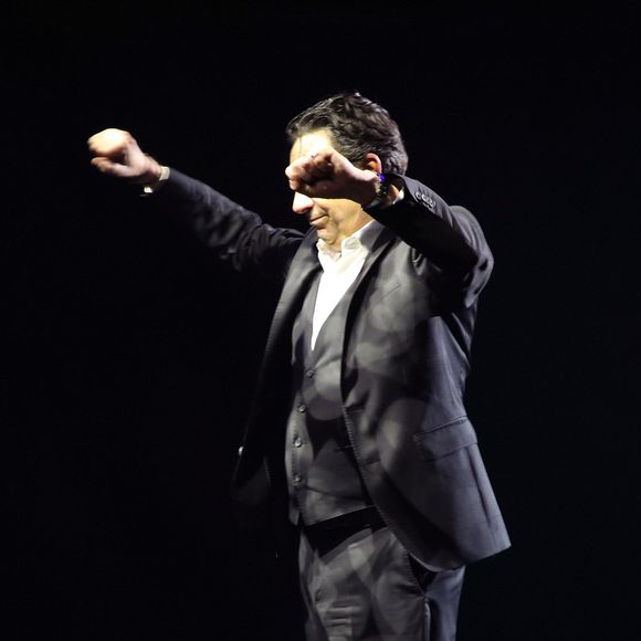 Exclusif - Laurent Gerra, imitant ici B. Lavilliers, « Se met à table ! » dans son nouveau spectacle à savourer au Casino de Paris, à Paris, France, le 04 Janvier 2025. © Bertrand Rindoff/Bestimage