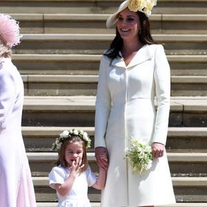 La duchesse de Cambridge Catherine (à droite) et sa fille la princesse Charlotte (à gauche) quittent la chapelle St George du château de Windsor après la cérémonie du mariage royal du prince Harry, duc de Sussex, et de Meghan, duchesse de Sussex, à Windsor, en Grande-Bretagne, le 19 mai 2018. Le couple s'est vu conférer les titres royaux de duc et duchesse de Sussex par le monarque britannique. Photo by Neil Hall / ABACAPRESS.COM