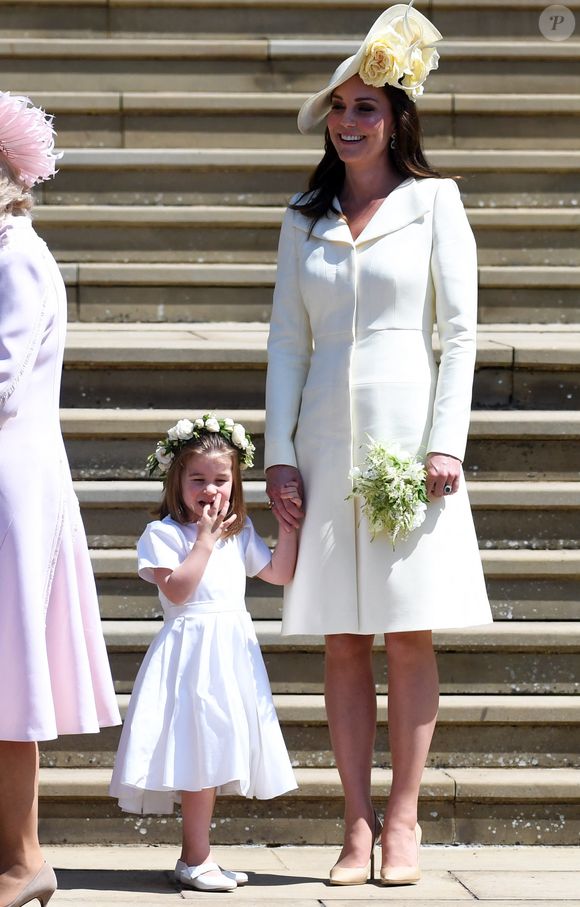 La duchesse de Cambridge Catherine (à droite) et sa fille la princesse Charlotte (à gauche) quittent la chapelle St George du château de Windsor après la cérémonie du mariage royal du prince Harry, duc de Sussex, et de Meghan, duchesse de Sussex, à Windsor, en Grande-Bretagne, le 19 mai 2018. Le couple s'est vu conférer les titres royaux de duc et duchesse de Sussex par le monarque britannique. Photo by Neil Hall / ABACAPRESS.COM