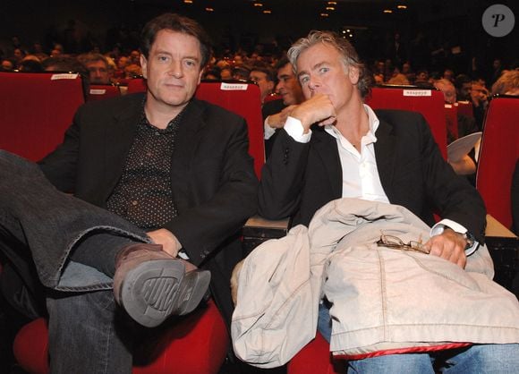 Le chanteur Francis Cabrel et l'humoriste Franck Dubosc posent pour des photos lors de la cérémonie des Grands Prix Sacem 2006 qui s'est tenue au siège de la Sacem à Neuilly-sur-Seine, près de Paris, France, le 7 décembre 2006. Photo par Nicolas Khayat/ABACAPRESS.COM