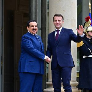 Le roi du Maroc, Mohamed VI, possède quant à lui un château français classé au patrimoine ayant appartenu à la famille princière de Monaco.
Le président français Emmanuel Macron accueille le roi de Bahreïn Hamad ben Issa al-Khalifa au palais présidentiel de l'Élysée à Paris, France, le 6 février 2026. © Christian Liewig/Bestimage