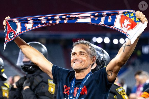 Luis Enrique (Paris Saint-Germain, Entraîneur, Cheftrainer) Feiert mit einem Fanschal den Sieg, GER, Paris Saint-Germain vs. Inter Mailand, Fussball, Herren, UEFA Champions League Finale Muenchen 2025, Spielzeit 2024/2025, 31.05.2025, Foto : Eibner-Pressefoto/Wolfgang Frank