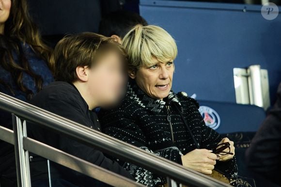 Marina Foïs avec son fils Georges - People dans les tribunes du match aller des 8èmes de finale de la ligue des champions entre le PSG et le Bayern Munich au Parc des Princes à Paris le 14 février 2023.