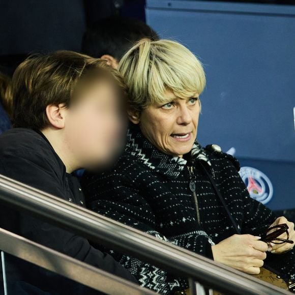 Marina Foïs avec son fils Georges - People dans les tribunes du match aller des 8èmes de finale de la ligue des champions entre le PSG et le Bayern Munich au Parc des Princes à Paris le 14 février 2023.