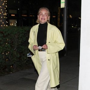 Le vendredi 1er mai 2026, c’est sur son compte Instagram, suivi par plus de 4,3 millions de personnes, que l'actrice de 68 ans a posté une photo qui a provoqué de nombreuses réactions.

EXCLUSIF Beverly Hills, CA L'actrice de 'Basic Instinct' Sharon Stone est tout sourire alors qu'elle dîne au restaurant Loukà à Beverly Hills en compagnie d'un homme mystérieux - 14/04/2026 ©Backgrid USA / Bestimage