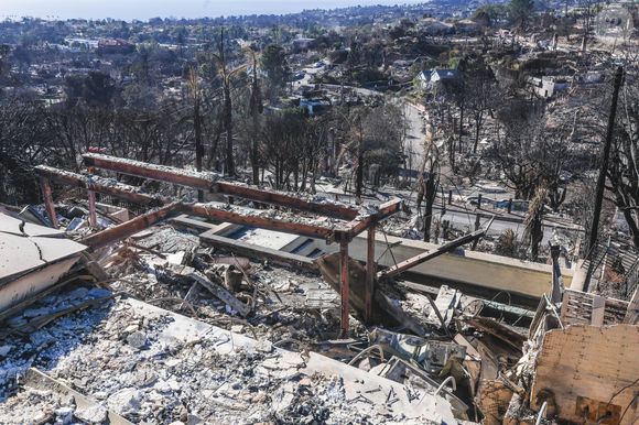 Après les incendies dévastateurs du 7 janvier 2025, les habitants d'Altadena (Calfiornie) tentent de prendre un nouveau départ, à l'instar du couple belge Nicolas Husson et Catherine De Pauw, résidant aux Etats-Unis depuis 24 ans dont 18 ans passés à Los Angeles. Le 12 janvier 2025. 
© Pieter-Jan Vanstockstraeten / Bestimage
