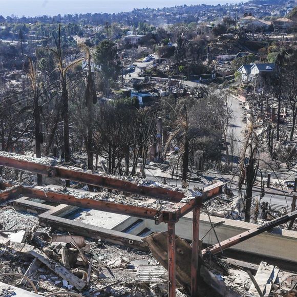 Après les incendies dévastateurs du 7 janvier 2025, les habitants d'Altadena (Calfiornie) tentent de prendre un nouveau départ, à l'instar du couple belge Nicolas Husson et Catherine De Pauw, résidant aux Etats-Unis depuis 24 ans dont 18 ans passés à Los Angeles. Le 12 janvier 2025. 
© Pieter-Jan Vanstockstraeten / Bestimage