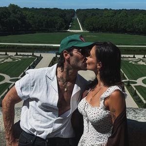 C'est face aux jardins du château de Chambord que Jade Leboeuf a décidé d'officialiser la bonne nouvelle.