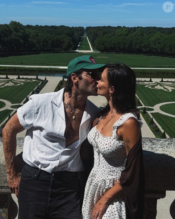 C'est face aux jardins du château de Chambord que Jade Leboeuf a décidé d'officialiser la bonne nouvelle.