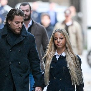 Jean Sarkozy et Giulia Sarkozy - Le clan Sarkozy à la sortie du domicile de Nicolas Sarkozy domicile parisien avant son incarcération à la prison de La Santé à Paris, France, le 21 octobre 2025 © Bestimage