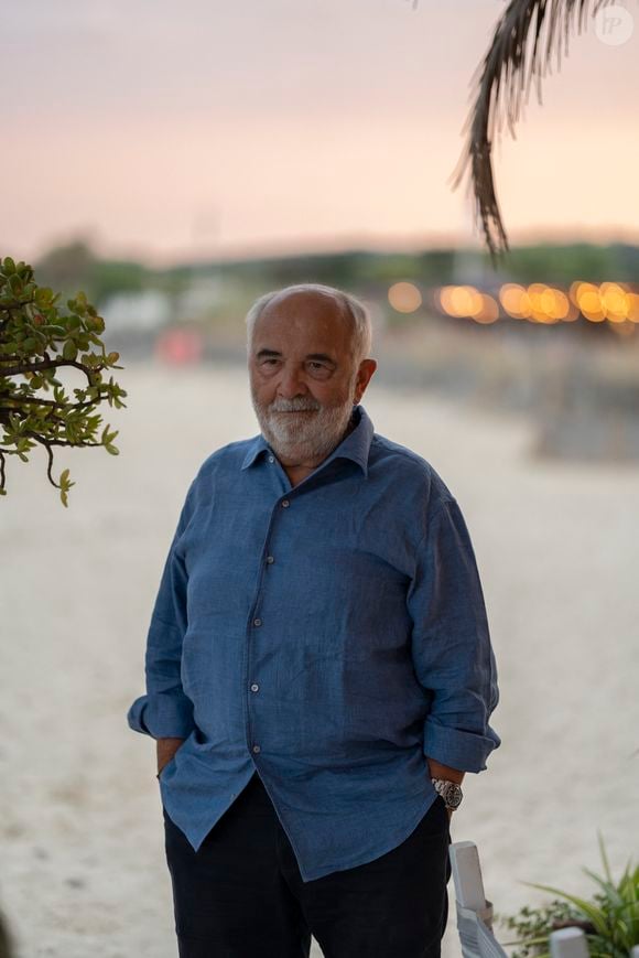 Gérard Jugnot - Les Toiles de Ramatuelle présentent en avant-première le film "Y a pas de réseau" de E. Pluvieux avec M. Gasteuil, G.Jugnot et M. Azem au cinéma en plein air sur la plage de Tahiti Beach à Ramatuelle le 23 juillet 2025. © Antoine Tomaselli/Bestimage