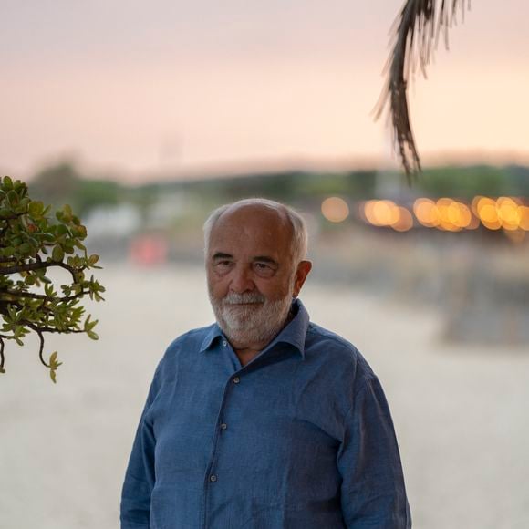 Gérard Jugnot - Les Toiles de Ramatuelle présentent en avant-première le film "Y a pas de réseau" de E. Pluvieux avec M. Gasteuil, G.Jugnot et M. Azem au cinéma en plein air sur la plage de Tahiti Beach à Ramatuelle le 23 juillet 2025. © Antoine Tomaselli/Bestimage