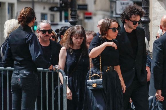 Manon Ardisson et son mari Samuel de Ceccaty  - Arrivées aux obsèques de Thierry Ardisson en l’église Saint-Roch de Paris, France, le 17 juillet 2025. © Clovis-Jacovides/Bestimage