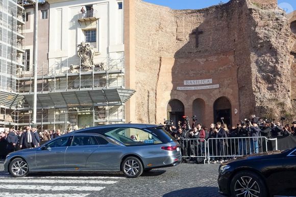 De nombreuses célébrités se sont rassemblées à Rome pour rendre hommage à Valentino Garavani lors de ses funérailles, qui se sont déroulées à l'église Santa Maria degli Angeli. Photo par Backgrid UK/ Bestimage