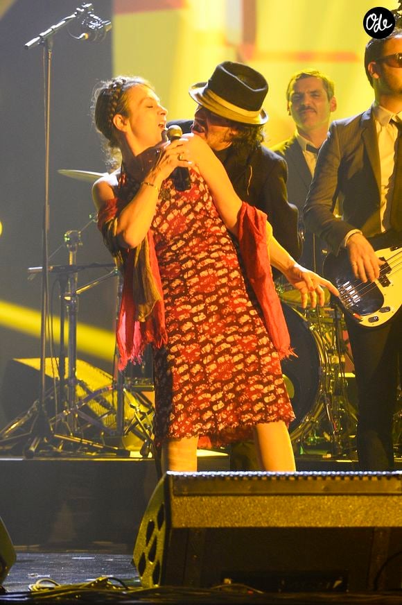 Guillaume a accompagné Rachid Taha sur scène.
Rachid Taha et Catherine Ringer - Soirée des 30ème Victoires de la Musique au Zénith de Paris, le 13 février 2015. ©Bestimage
