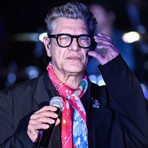 Marc Lavoine, chanteur français se produit lors de l'inauguration des vitrines de Noël et de l'illumination de la façade du BHV rue de Rivoli à Paris le 6 novembre 2024. Photo by Tomas Stevens/ABACAPRESS.COM