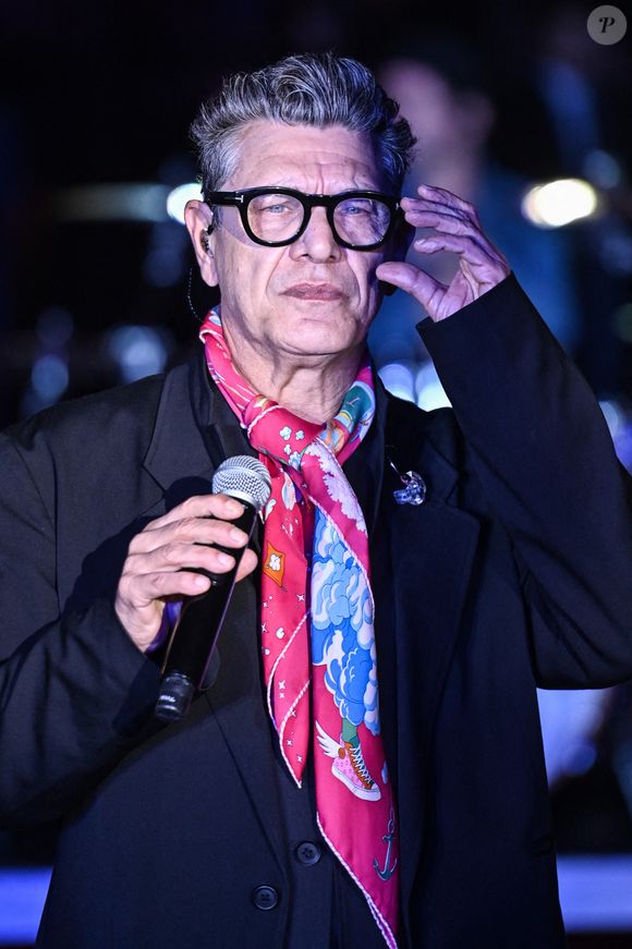 Marc Lavoine, chanteur français se produit lors de l'inauguration des vitrines de Noël et de l'illumination de la façade du BHV rue de Rivoli à Paris le 6 novembre 2024. Photo by Tomas Stevens/ABACAPRESS.COM