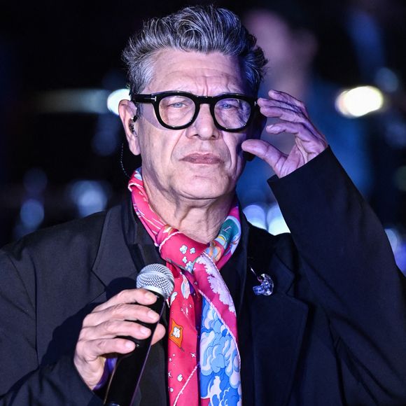 Marc Lavoine, chanteur français se produit lors de l'inauguration des vitrines de Noël et de l'illumination de la façade du BHV rue de Rivoli à Paris le 6 novembre 2024. Photo by Tomas Stevens/ABACAPRESS.COM