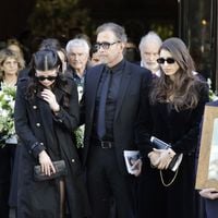 Nadia Farès : sa fille Cylia perd pied au moment des adieux, épaulée par sa sœur Shana et son père Steven Chasman