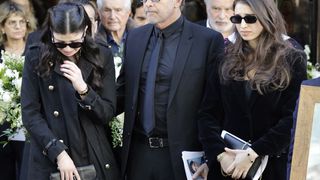 Nadia Farès : sa fille Cylia perd pied au moment des adieux, épaulée par sa sœur Shana et son père Steven Chasman