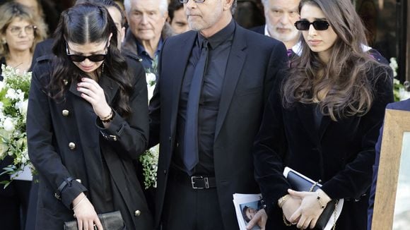 Nadia Farès : sa fille Cylia perd pied au moment des adieux, épaulée par sa sœur Shana et son père Steven Chasman