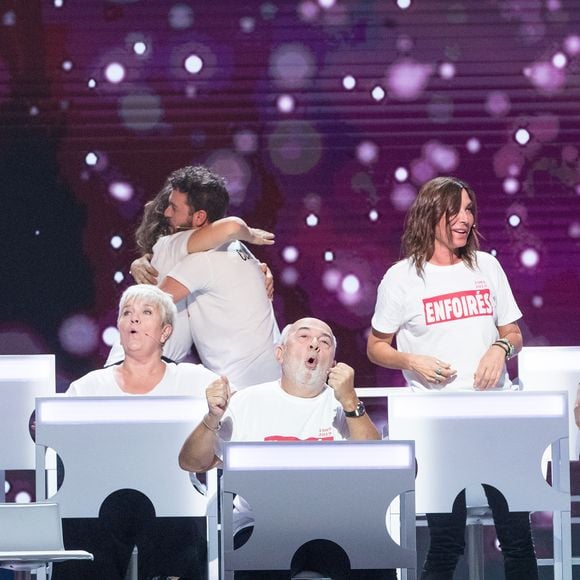 Exclusif - Amel Bent, Laure Pester (Lorie), Mimie Mathy, Gérard Jugnot, Zazie, Claudio Capéo, Patrick Fiori - Enregistrement de l'émission "Les enfoirés jouent le jeu", qui sera diffusée le 30 novembre en prime time sur TF1. Le 18 novembre 2019
© Cyril Moreau / Bestimage
A l'occasion des 30 ans de la troupe des Enfoirés et de la sortie du Coffret " Les 30 ans des Enfoirés 1989-2019 " au profit des Restos du Cœur, des Enfoirés et des surprises se retrouvent autour de N.Aliagas pour une grande soirée de jeux.
Des jeux en cascades, des questions en rafales, des karaokés, des blind tests, des mimes…    
Et une grande finale pour déterminer, de tous les Enfoirés présents, qui sera le grand vainqueur de la soirée.