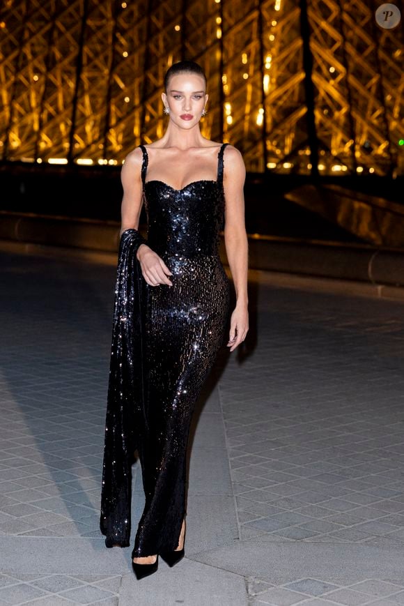 Rosie Huntington-Whiteley - Photo Call du « Le Grand Diner du Louvre « lors de la Fashion Week  à Paris le 5 mars 2025. © Olivier Borde /Bestimage