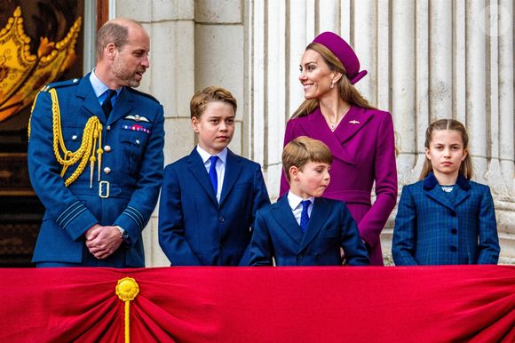 George, Louis et Charlotte vont-ils pouvoir grandir dans un meilleur environnement ? C'est le but de leur papa.

La famille royale britannique assiste aux célébrations du 80ème anniversaire de la fin de la Seconde guerre mondiale (VE Day) à Londres, le 5 mai 2025. Photo par Backgrid USA / Bestimage