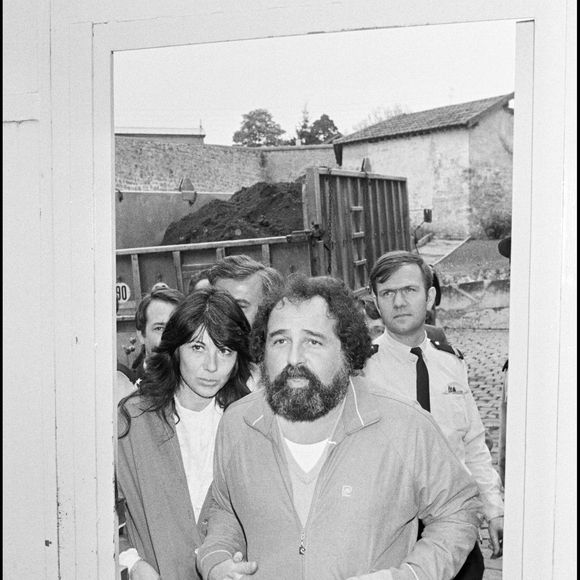 Archives - Richard Anthony et Sabine devant leur maison de la région parisienne en 1983, après sa libération de prison pour redressement fiscal  AGENCE / BESTIMAGE