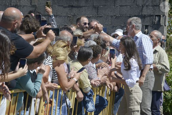 Le roi Felipe VI et la reine Letizia saluent leurs voisins lors d'une visite à Ourense, le 28 août 2025, à Ourense, en Galice, en Espagne. Le roi et la reine d'Espagne effectuent aujourd'hui une visite officielle dans différentes parties de la province d'Ourense, la région la plus touchée par la récente vague d'incendies de forêt. L'objectif de cette visite est de constater de visu l'étendue des dégâts, d'écouter les demandes des habitants et de transmettre un message de soutien et de solidarité. La journée débutera au centre de coordination du district forestier XIV, à Verín, et se terminera par une visite à l'école publique de Medeiros. © Rosa Veiga/Europa Press/Bestimage