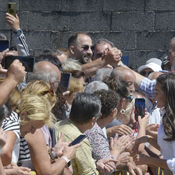 Le roi Felipe VI et la reine Letizia saluent leurs voisins lors d'une visite à Ourense, le 28 août 2025, à Ourense, en Galice, en Espagne. Le roi et la reine d'Espagne effectuent aujourd'hui une visite officielle dans différentes parties de la province d'Ourense, la région la plus touchée par la récente vague d'incendies de forêt. L'objectif de cette visite est de constater de visu l'étendue des dégâts, d'écouter les demandes des habitants et de transmettre un message de soutien et de solidarité. La journée débutera au centre de coordination du district forestier XIV, à Verín, et se terminera par une visite à l'école publique de Medeiros. © Rosa Veiga/Europa Press/Bestimage