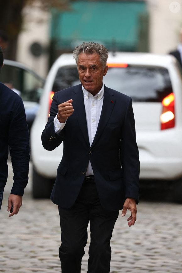 Gérard Holtz arrive aux funérailles de Patrice Laffont au cimetière du Père Lachaise le 23 août 2024 à Paris, France. Photo Nasser Berzane/ABACAPRESS.COM