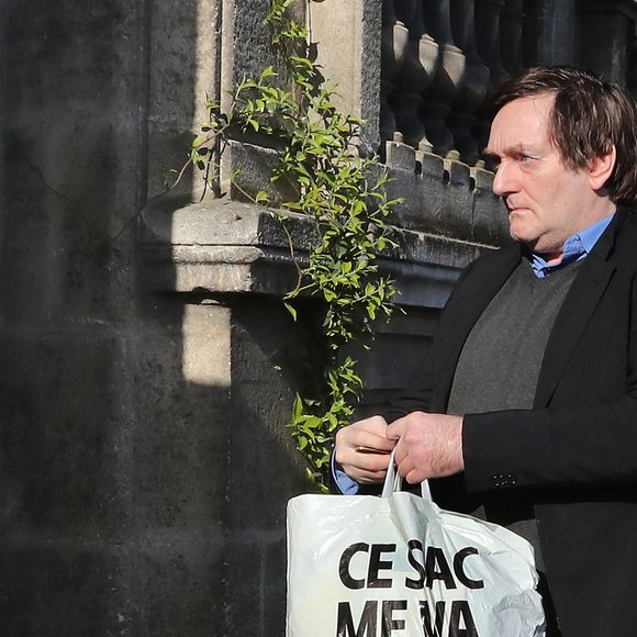 Pierre Palmade est sorti de la prison de Bordeaux, il purgera sa peine sous bracelet électronique à son domicile. Le 16 avril 2025
L’humoriste, à qui un aménagement de peine a été accordé pour purger sa condamnation après un grave accident de la route en Seine-et-Marne, a quitté ce mercredi matin la prison de Gradignan, près de Bordeaux. Agence / Bestimage