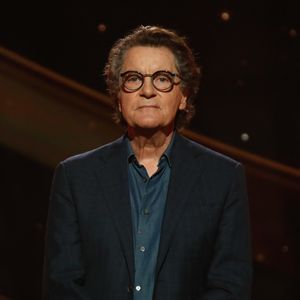 Francis Cabrel lors de l'enregistrement de l'émission "Serge Lama, le dernier rappel" présentée par F. Bollaert, diffusée le vendredi 21 novembre 2025 sur France 3 à 21h10, au théâtre Marigny à Paris, France, le 29 avril 2025. © Clovis-Moreau/Bestimage