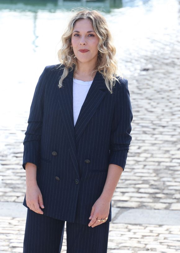 Alysson Paradis lors du photocall du 'Je sais pas ' lors du 27ème Festival de la Fiction de la Rochelle, France, le 19 septembre 2025. © Denis Guignebourg/Bestimage