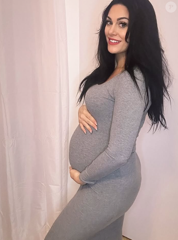 En couple avec un homme prénommé Mickaël depuis 2024, la mère de Lina a donné naissance à une autre petite fille le vendredi 5 décembre 2025

Emilie, révélée dans "Mariés au premier regard".
Crédit : Instagram