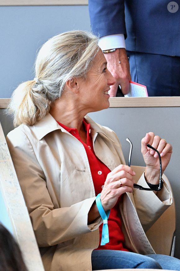 Anne-Sophie Lapix lors de la cérémonie de présentation rendant hommage à la carrière de Rafael Nadal lors de la première journée des Internationaux de France 2025 à Roland Garros le 25 mai 2025 à Paris, France.  Photo by Franck Castel/ABACAPRESS.COM