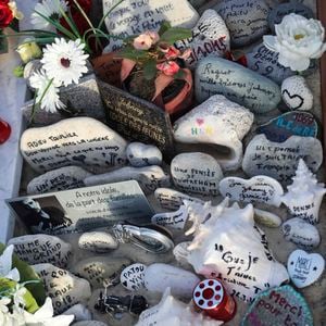 Illustrations de la tombe de Johnny Hallyday au cimetière marin de Lorient à Saint-Barthélemy le 14 avril 2018. Elle est toujours aussi fleurie et recouverte de messages touchants de la part d'admirateurs et de proches. 
Laeticia Hallyday et ses filles Jade et Joy arrivent à Saint Barth pour les vacances de Pâques pour se ressourcer, loin des affaires concernant l'héritage, et se recueillir dans le calme et la sérénité seulement 4 mois après l'inhumation.