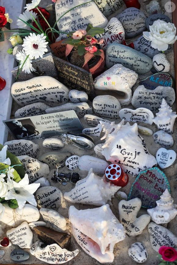 Illustrations de la tombe de Johnny Hallyday au cimetière marin de Lorient à Saint-Barthélemy le 14 avril 2018. Elle est toujours aussi fleurie et recouverte de messages touchants de la part d'admirateurs et de proches. 
Laeticia Hallyday et ses filles Jade et Joy arrivent à Saint Barth pour les vacances de Pâques pour se ressourcer, loin des affaires concernant l'héritage, et se recueillir dans le calme et la sérénité seulement 4 mois après l'inhumation.