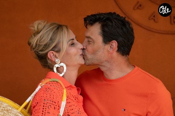Près de vingt ans après leur mariage, Bertrand Lacherie a décidé de surprendre son épouse.

Elodie Gossuin et Bertrand Lacherie assistent au tournoi de Roland-Garros 2026, le 30 mai 2026 à Paris, en France. Photo de Laurent Zabulon/ABACAPRESS.COM