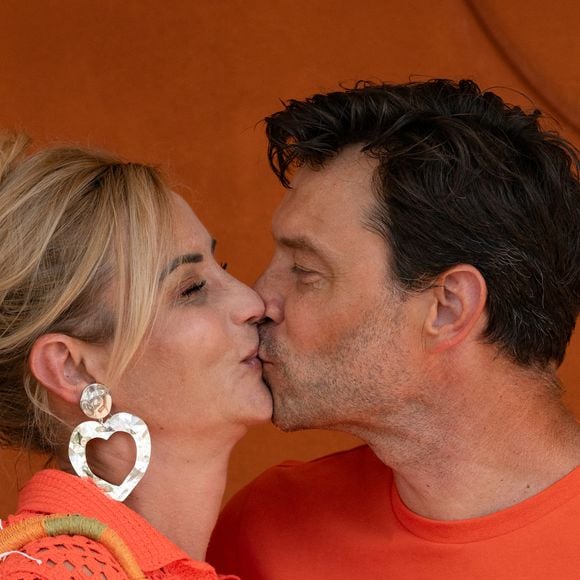 Près de vingt ans après leur mariage, Bertrand Lacherie a décidé de surprendre son épouse.

Elodie Gossuin et Bertrand Lacherie assistent au tournoi de Roland-Garros 2026, le 30 mai 2026 à Paris, en France. Photo de Laurent Zabulon/ABACAPRESS.COM