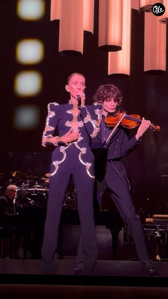 Originaire de Vannes, il est le seul instrumentiste français au sein de la formation de la chanteuse.

Simon Royer partage la scène avec Céline Dion. Capture d'écran Instagram