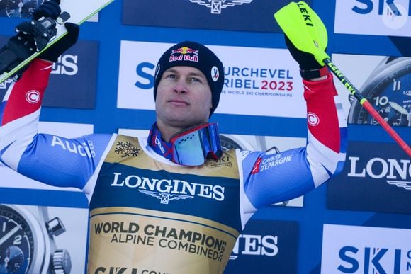 Le champion de ski français est originaire de Courchevel, en Savoie

Alexis Pinturault (au centre, vainqueur) sur le podium après la course de ski combiné alpin hommes à Courchevel, France, le 7 février 2023. © Christopher Levy/Zuma Press/Bestimage