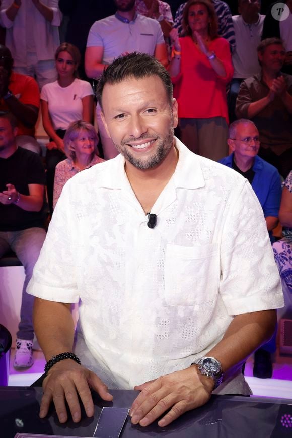 Exclusif - Raymond Aabou - Portraits des chroniqueurs lors de la nouvelle émission "Tout beau, tout n9uf" présentée par C. Hanouna sur W9 à Paris le 1er septembre 2025. © Jack Tribeca / Bestimage