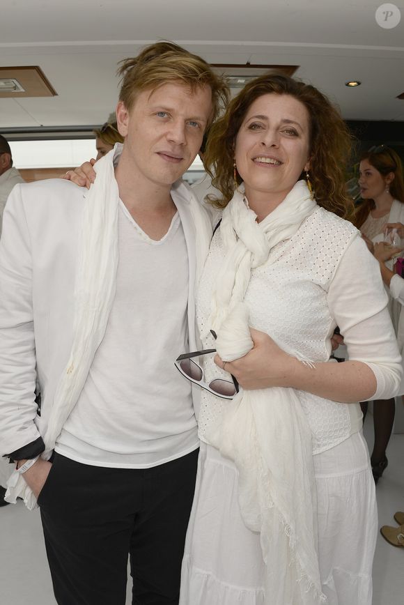 Alex Lutz et sa femme Mathilde Vial - La 4ème édition du "Brunch Blanc" sur le bateau "L'Excellence" à Paris, le 29 juin 2014.  

©Bestimage