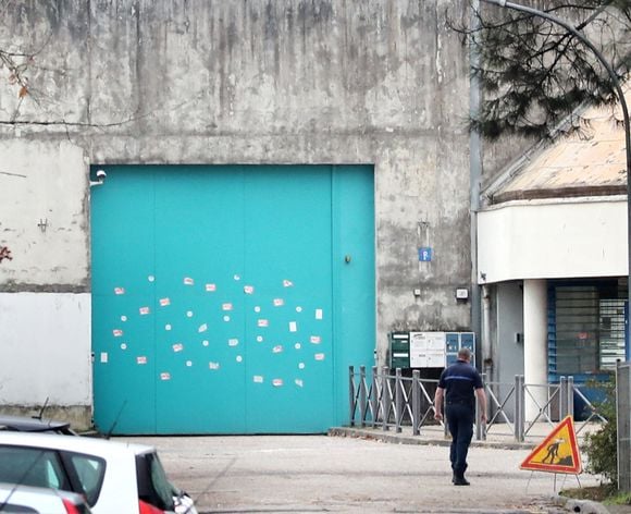 Pierre Palmade ne les rencontrera pas non plus lors de ses promenades qu'il effectuera individuellement, à des horaires spécialement réservés.

Pierre Palmade vient d'intégrer la maison d'arrêt de Gradignan près de Bordeaux à l'isolement dans le quartier récent (bâtiment blanc) à Gradignan, France, le 9 décembre 2024. © Patrick Bernard/Bestimage