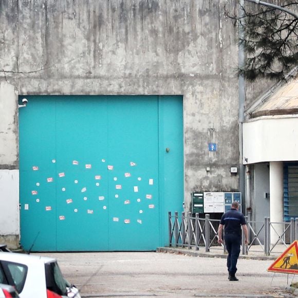 Pierre Palmade ne les rencontrera pas non plus lors de ses promenades qu'il effectuera individuellement, à des horaires spécialement réservés.

Pierre Palmade vient d'intégrer la maison d'arrêt de Gradignan près de Bordeaux à l'isolement dans le quartier récent (bâtiment blanc) à Gradignan, France, le 9 décembre 2024. © Patrick Bernard/Bestimage