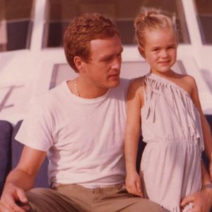 La tristesse n'est pas de mise lorsqu'elle pense au temps qui passe. 

Laeticia Hallyday et son papa © Instagram